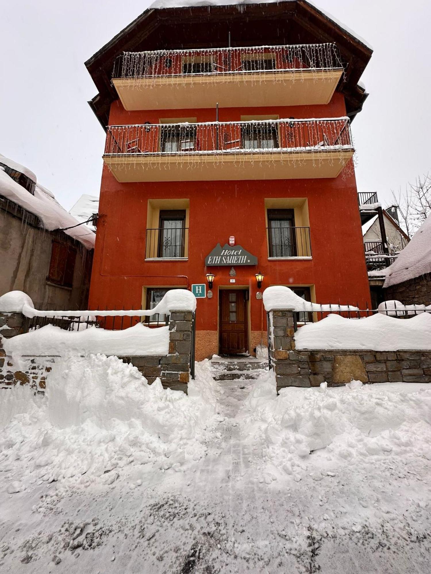 Hotel Saueth Tredos Exterior photo